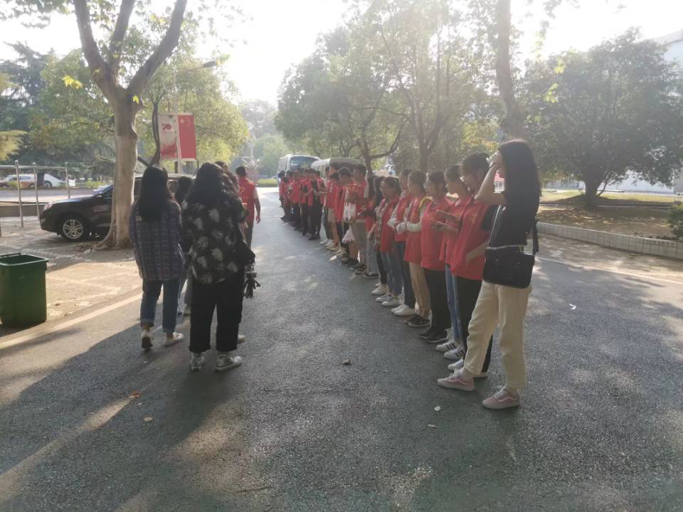 同学们在校园里集合分组,整装待发